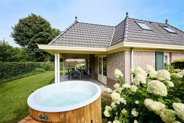 Zand Lodge voor 4 personen met spa op de Veluwe in Voorthuizen