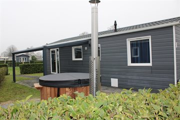 Comfort chalet 4 persoons met Hottub type B op vakantiepark de Rhederlaagse Meren